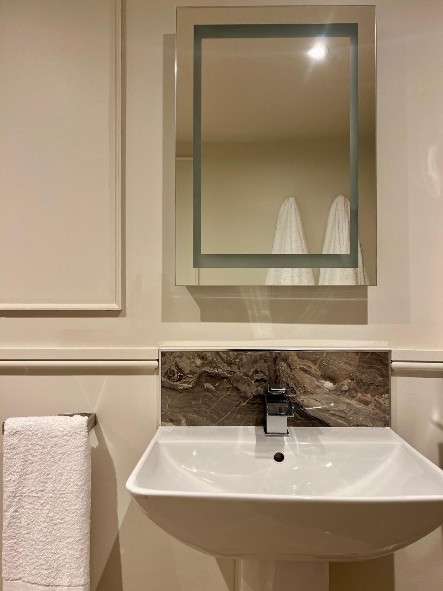 Number 3 Pier Road Suites ويتبي المظهر الخارجي الصورة