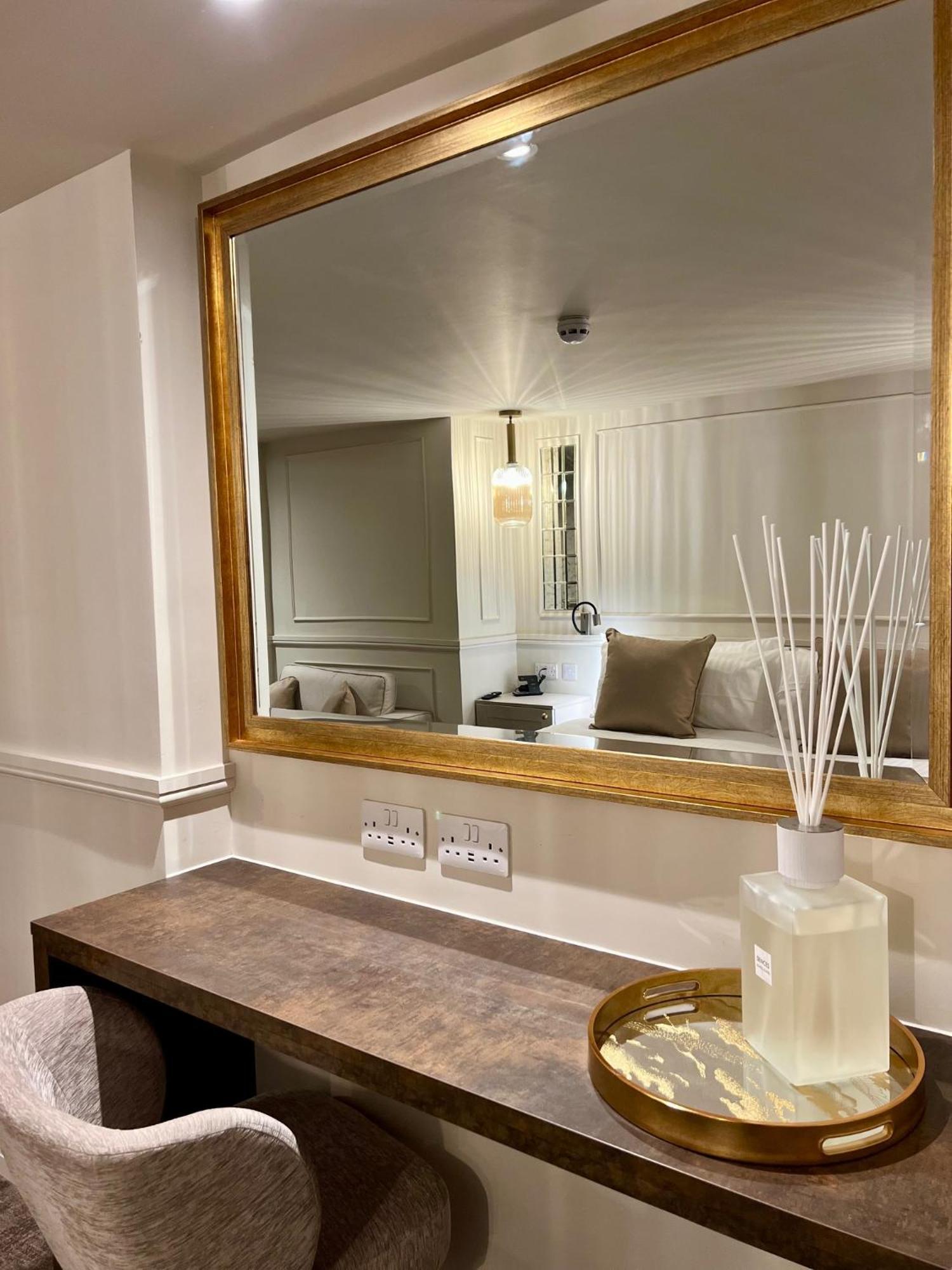 Number 3 Pier Road Suites ويتبي المظهر الخارجي الصورة