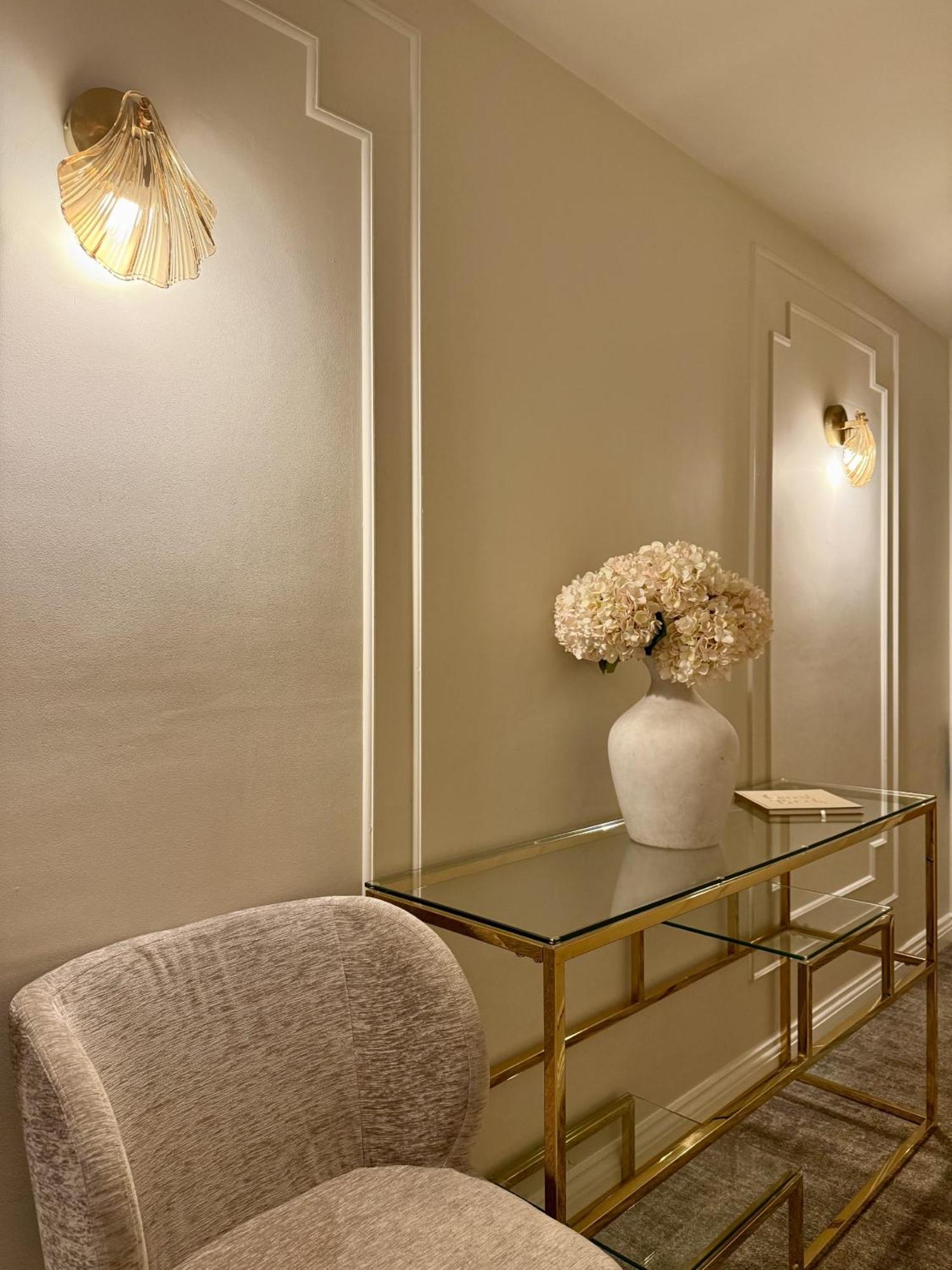 Number 3 Pier Road Suites ويتبي المظهر الخارجي الصورة